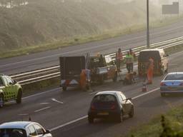 Het wegdek werd gerepareerd. (foto: Alexander Vingerhoeds/Obscura Foto)