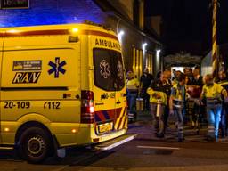Het slachtoffer van de steekpartij wordt afgevoerd. (Foto: archief)