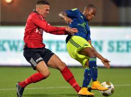 Stanley Elbers probeert de bal te veroveren (foto: VI Images)