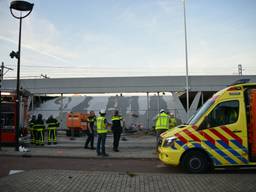 Perron gedeeltelijk ingestort (foto: Jules Vorselaars / JV-Media)