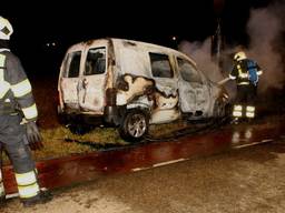 De bestelbus brandde uit. (Foto: Bart Meesters)
