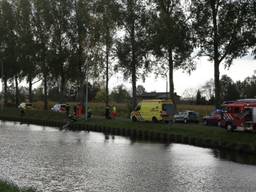 Bakfiets met man en kinderen te water (foto: AS Media)