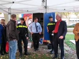 Burgemeester Noordanus bezoekt Westerpark Tilburg.