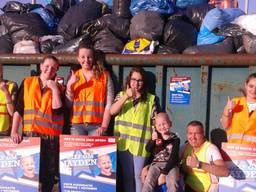 Jayden en actievoerders voor container met kleren (Foto: Geef om Jayden)