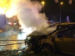Een van de wagens vloog in brand. (foto: Jeroen Stuve/Stuve Fotografie)