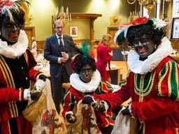 PVV-fractieleden in Groningen verkleed als Zwarte Piet (Foto: Facebook PVV Groningen)