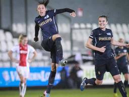 Doelpuntenmaakster Nadia Coolen viert haar fraaie 1-1 (foto: Thomas Bakker/FotoTB)