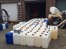 6000 liter aceton en 60 flessen waterstof bedoeld voor maken synthetische drugs gevonden in garagebox in Son en Breugel. 