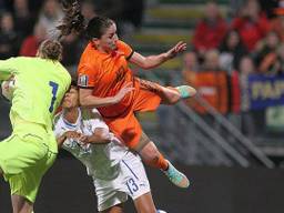 Daniëlle van de Donk in een luchtduel met Laura Giuliani (foto: Thomas Bakker/FotoTB)