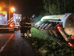 Tankwagen met gas in sloot langs A67