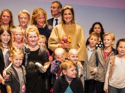 Máxima's hand op de schouder van Jayden (foto: ANP)