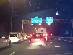 File na ongeluk op de A27 (foto: Alexandra de Groot/Twitter)