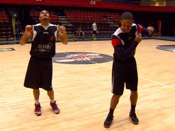 Brandyn Curry (links) en Chris Denson laten hun moves zien