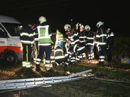 Man wordt uit de put gehaald door de brandweer (foto: SQ Vision/Toby de Kort).