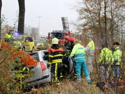 Auto in de berm (foto: Rick de Haan / Stuve Fotografie)