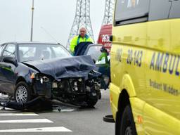 Een bestuurder raakte gewond. (Foto: Jack Brekelmans / Persburo-BMS)