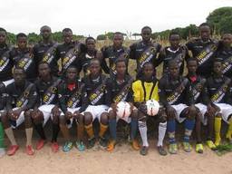 Voetballers in Gambia in het tenue van NAC (Foto: stichting Gambia Sport)