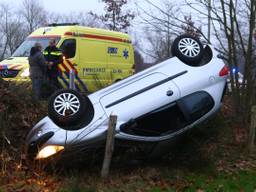 De bestuurster van de auto reed in een bocht rechtdoor (foto: Sander van Gils/SQ Vision)