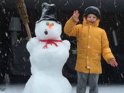 Sneeuwpret bij de Bedafse Bergen in Vorstenbosch