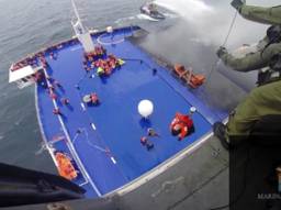 De Italiaanse marine probeert passagiers te redden (foto: ANP)