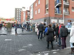 Lange rij bij de oliebollenkraam op de Heyhoefpromenade in Tilburg. (foto: Toby de Kort)