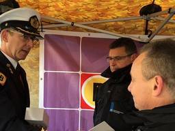 Commandant geeft in Deurne een herdenkingspenning voor inzet na ramp MH-17