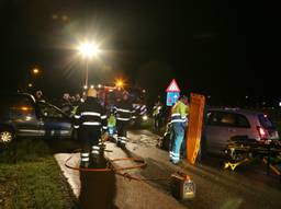 Twee auto's botsten frontaal in Waalwijk. (foto: FPMB/Erik Haverhals)