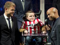 Keeper Zoet en presentator Tan in gesprek met kind tijdens receptie (foto: ANP)