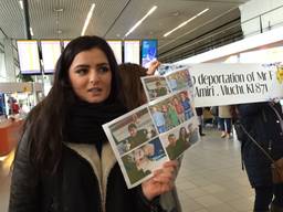 Familie Amiri protesteert op Schiphol tegen het uitzetten van hun vader Feda