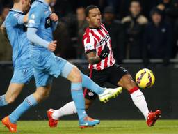 Depay sprint voor de bal (foto: Pics United)