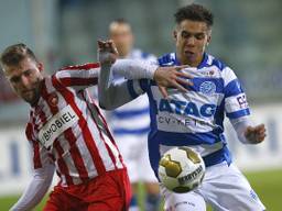 Van den Ouweland en Tarfi vechten om de bal (foto: VI Images)