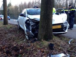 Man wijkt uit voor ree en botst tegen boom. (Foto Gabor Heeres/SQvision)