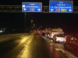 Het verkeer staat muurvast op de A50 (Foto: Roderick Brouwer / Twitter)