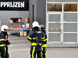 Uit tenminste één jerrycan lekt een bruine vloeistof (foto: Jack Brekelmans/Persburo-BMS)