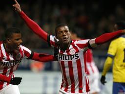 Georginio Wijnaldum juicht nadat hij PSV op een 1-0 voorsprong heeft gekopt (foto: VI-Images)