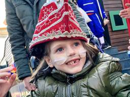 Eva (5) mocht ook nog even een echte steek haar hoofd zetten (Foto: Rob van den Broek)