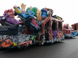 De praalwagen van CV De Gabbers in Rijen, zonder koppen (Foto: CV De Gabbers)