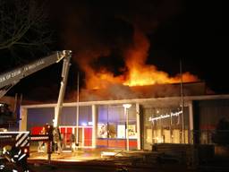 Brand bij voormalige dierenwinkel (foto: Thymen Stolk)