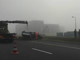 Aanhanger met zand en grind gekanteld op A58 bij Tilburg. (foto: Gabrina Kikkert)