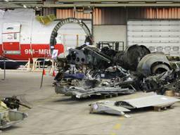 Wrakstukken in de hangar (foto: Ginopress)