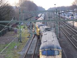 Een van de treinen raakte uit de rails (foto: Rob Engelaar)