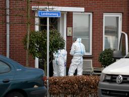  Rechercheurs gaan de woning binnen (Foto: Toby de Kort) 