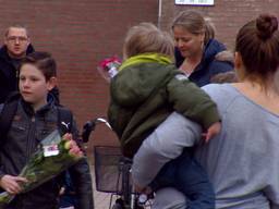 Ouders met bloemen naar basisschool De Arenberg in Zevenbergen voor Melda Çelik (9) uit Etten-Leur