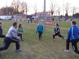 Ouders aan het bootcampen terwijl de kinderen hockeyen (Foto: Ferenc Triki)