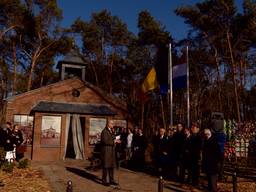 Uden onthult monument opvangkamp Vluchtoord