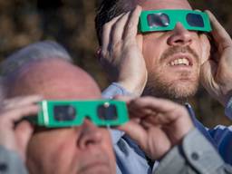 Naar de gedeeltelijke zonsverduistering kijken? Gebruik de eclipsbril (foto: ANP).