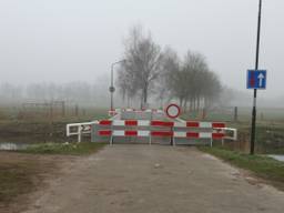 De brug bij de Hackerom in Keldonk wordt vervangen. (Foto: Bert van Kasteren/GinoPress)