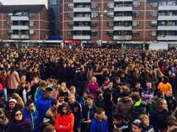 3000 scholieren halen recordpoging door 'Heal The World' te zingen in Veldhoven: 'missie geslaagd'