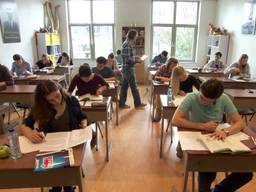 Leerlingen van het Stedelijk College in Breda maken een toets