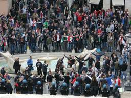 Feyenoordfans vernielden de Barcaccia-fontein van Bernini voor aanvang van de Europa Leaguewedstrijd tegen AS Roma. (Foto: ANP).